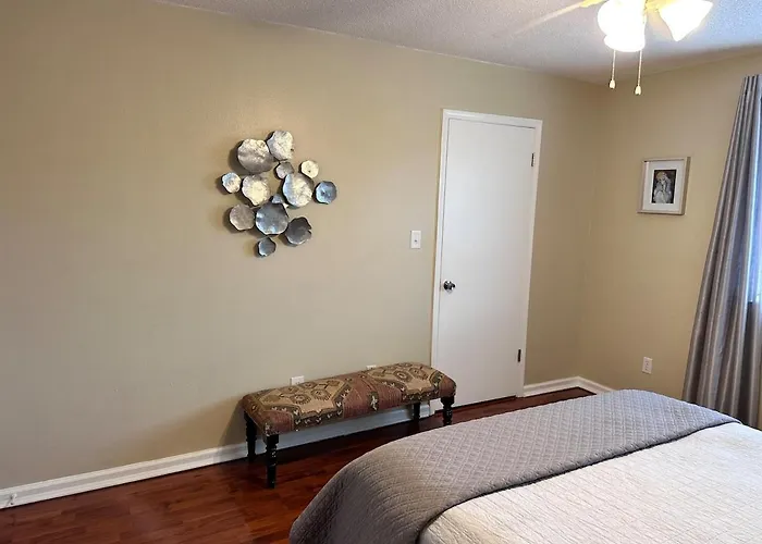 Sunny Large Two Bedroom Townhouse - Pool *