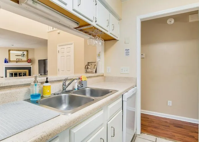 Sunny Large Two Bedroom Townhouse - Pool Apartment