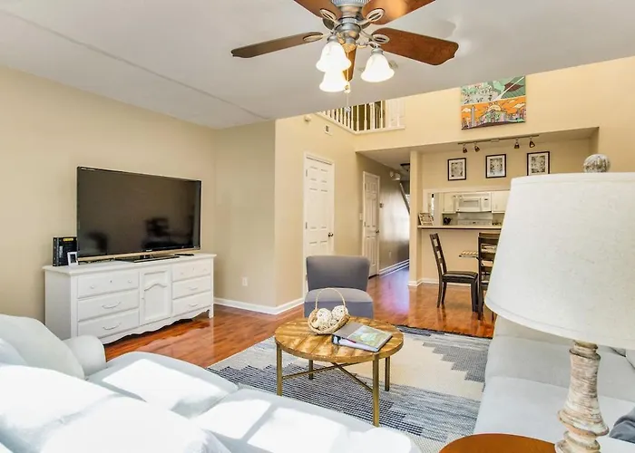 Sunny Large Two Bedroom Townhouse - Pool Apartment *