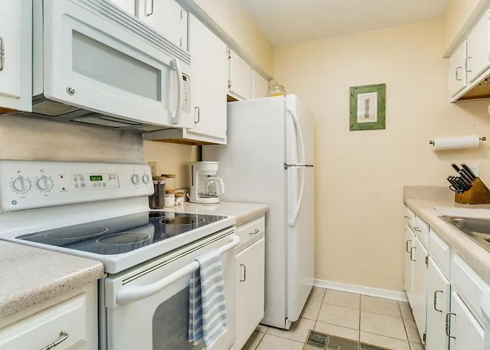 Sunny Large Two Bedroom Townhouse - Pool Apartment *