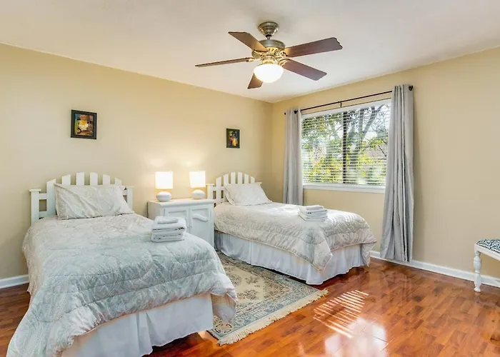 Sunny Large Two Bedroom Townhouse - Pool Apartment