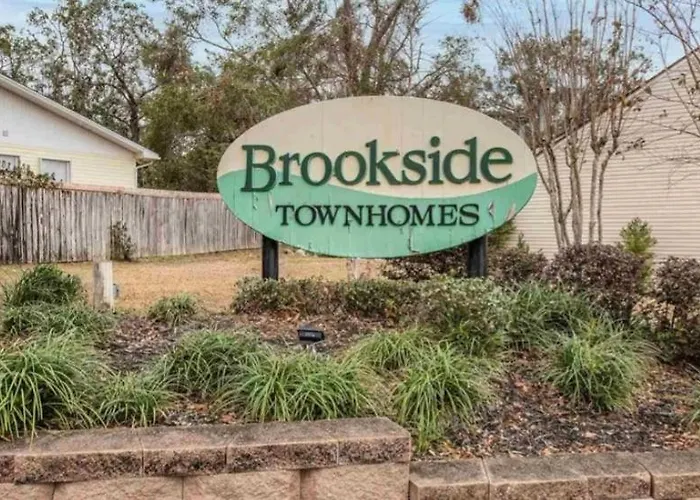 Sunny Large Two Bedroom Townhouse - Pool Apartment